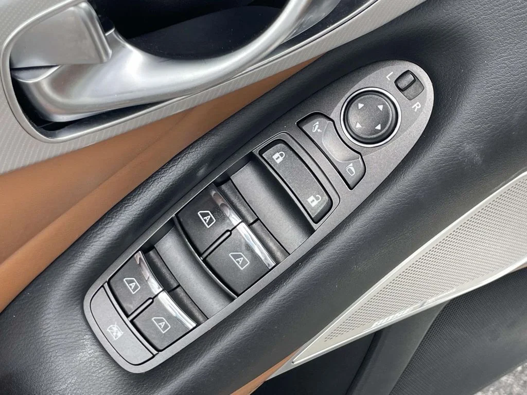 Used 2023 White INFINITI LUXE image 18