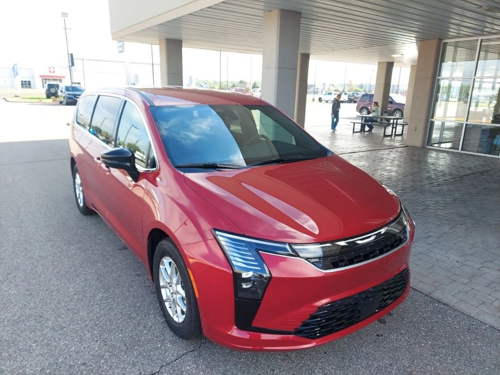 2027 Chrysler Pacifica Select's photo
