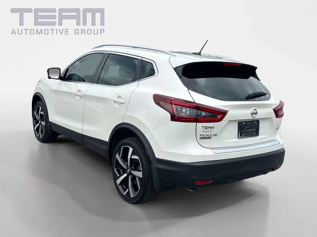 Used 2022 White Nissan SL image 5