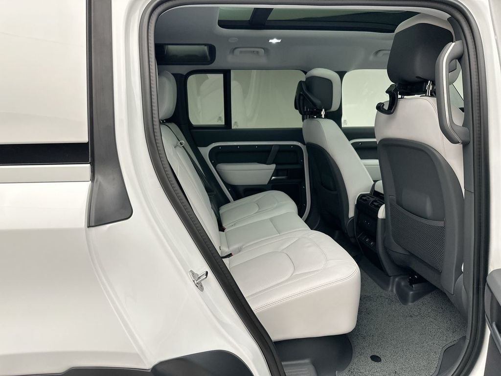 Used 2025 Fuji White Land Rover S image 7