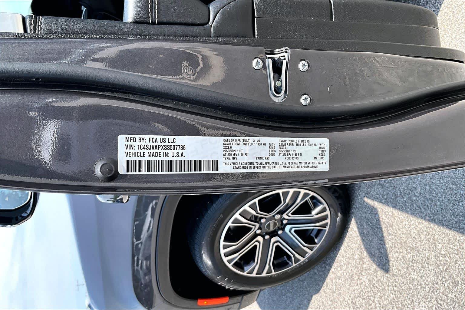 Used 2025 Baltic Gray Metallic Clearcoat Jeep  image 40