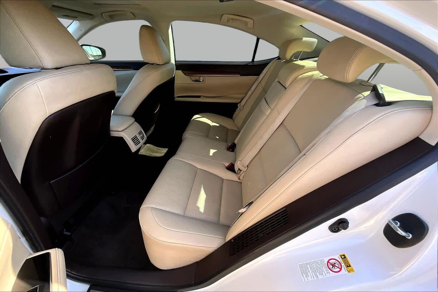 Used 2016 Eminent White Pearl Lexus Hybrid image 19