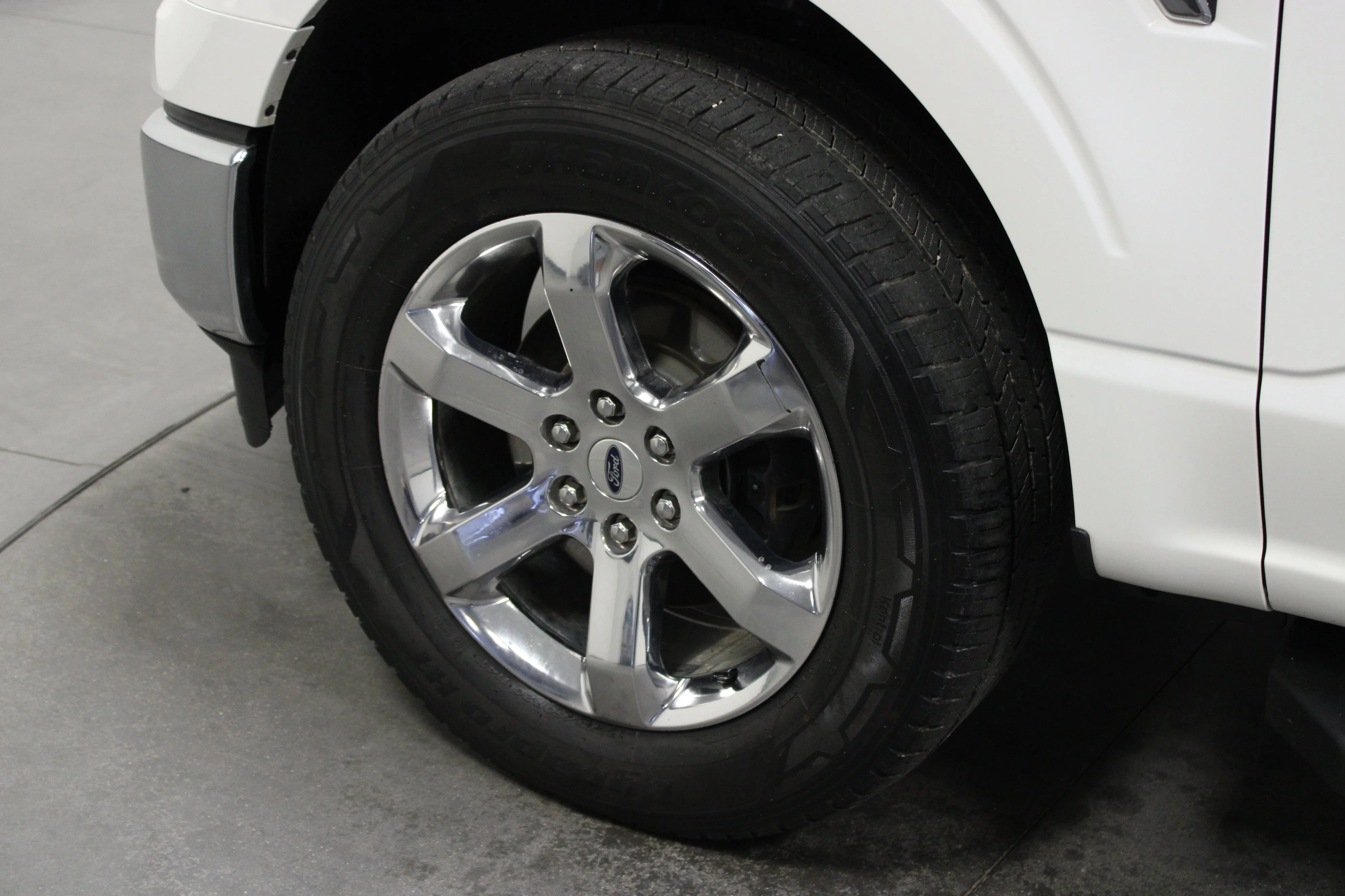Used 2022 Star White Metallic Tri-Coat Ford LARIAT image 10
