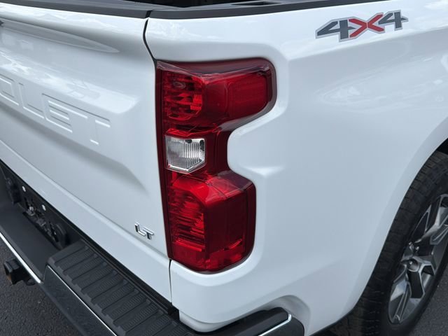 Used 2025 Summit White Chevrolet LT image 10