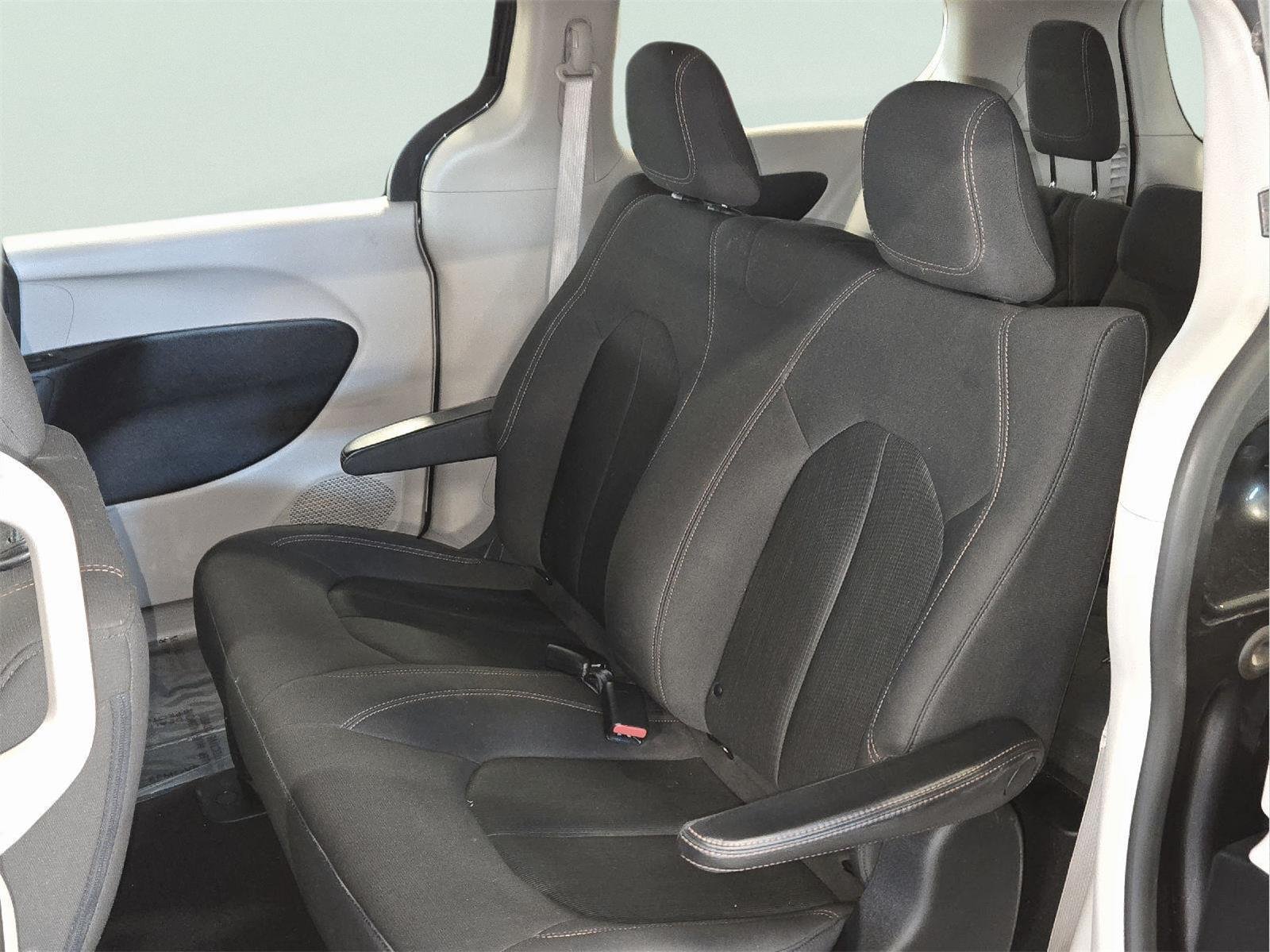 Used 2019 GRAY CHRYSLER L image 32