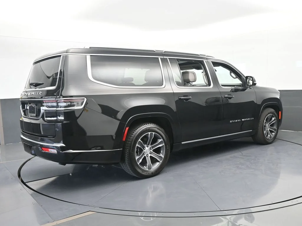 Used 2024 Diamond Black Crystal Pearlcoat Jeep Base image 6