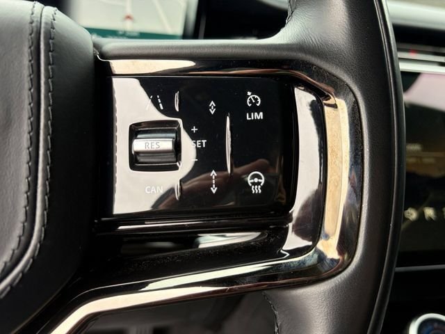 Used 2023  Land Rover SE Dynamic image 8