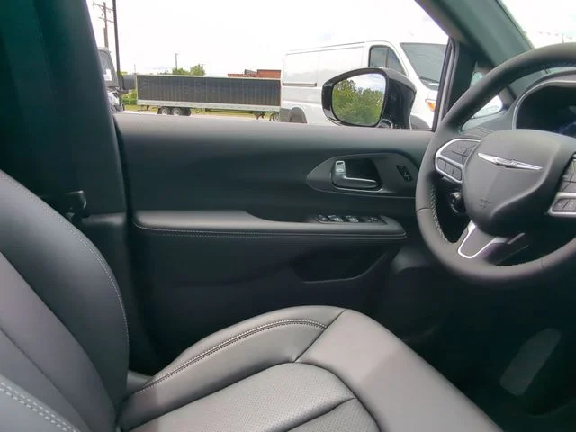 2026 Chrysler Pacifica Select - Photo 15