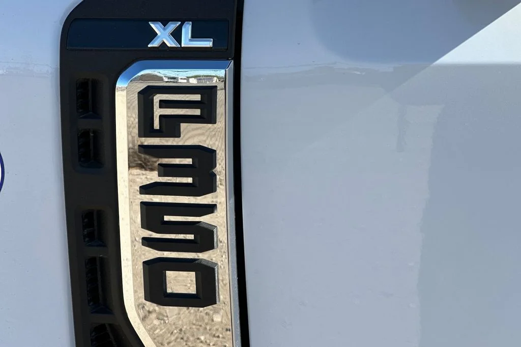 2025 Ford F-350 Super Duty Chassis Cab XLT - Photo 17