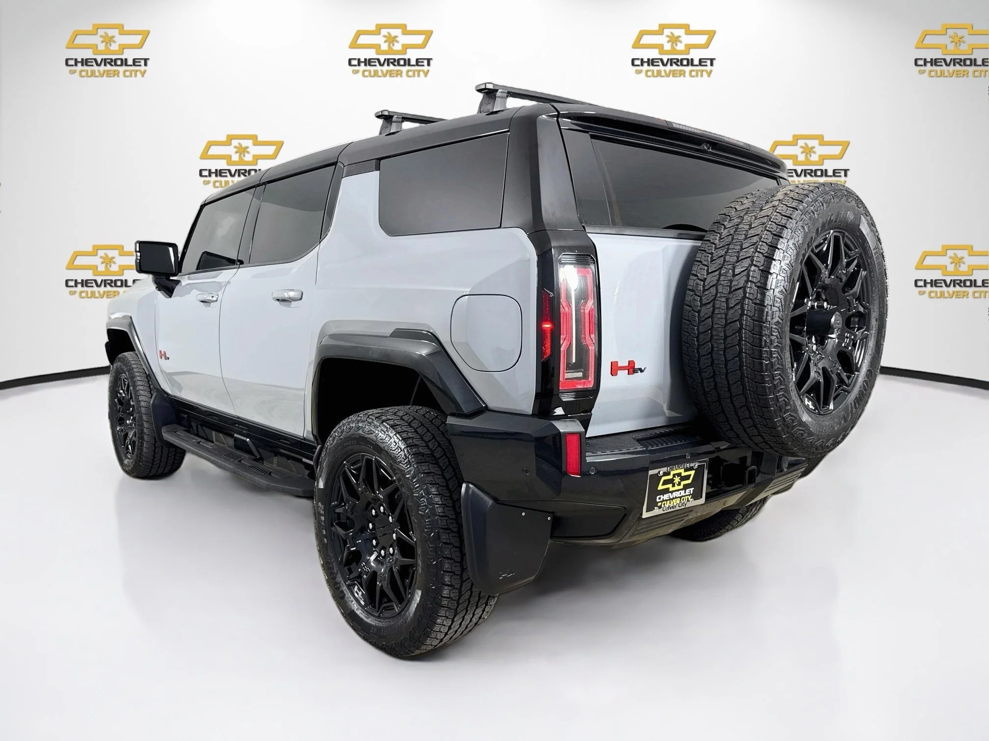 Used 2024 Meteorite Metallic (Grey) GMC 2X image 6