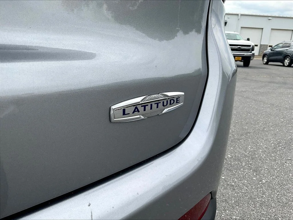 Used 2024 Silver Zynith Metallic Clearcoat Jeep Latitude image 27