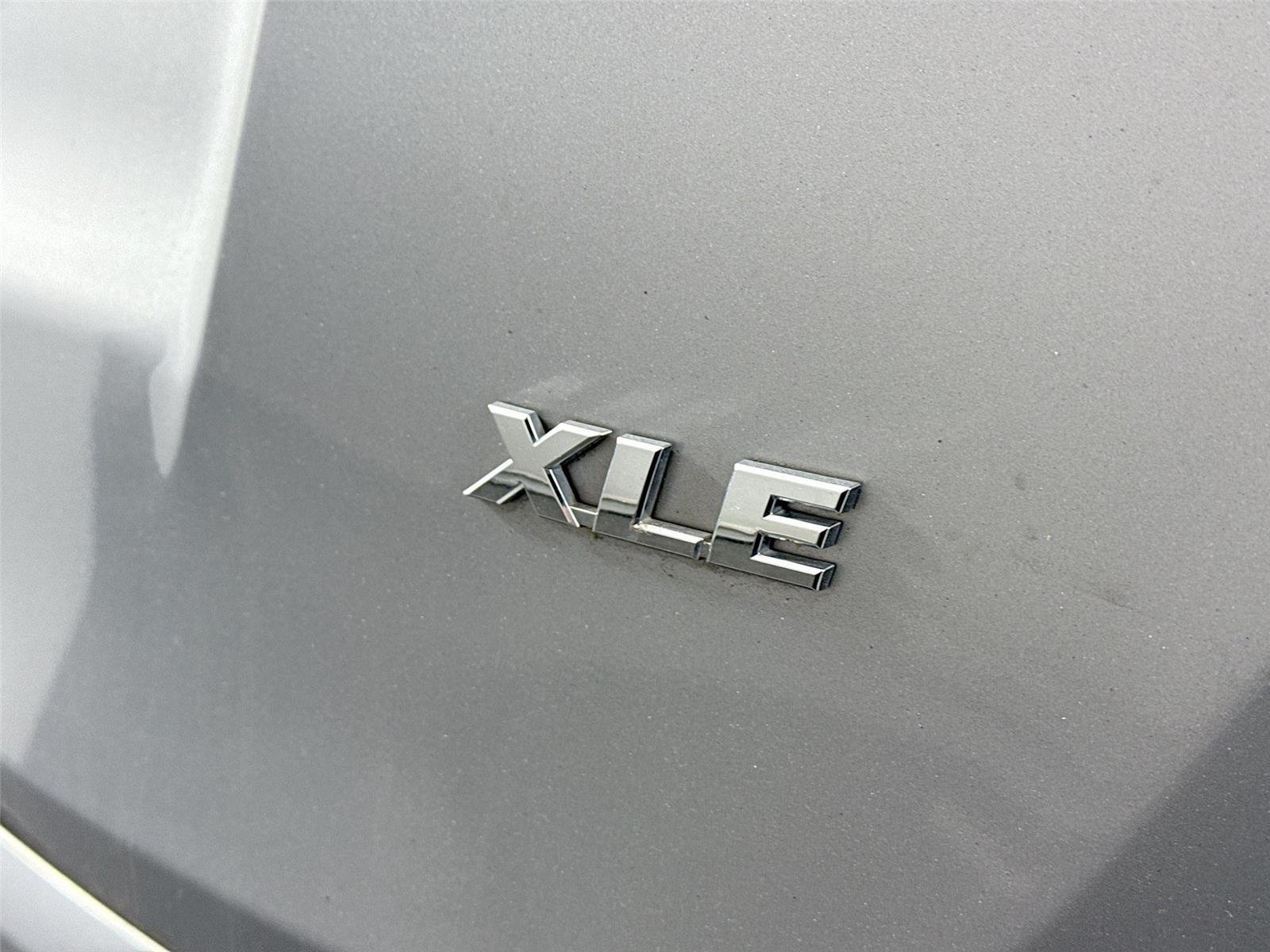 Used 2018 Silver Sky Metallic Toyota XLE image 10