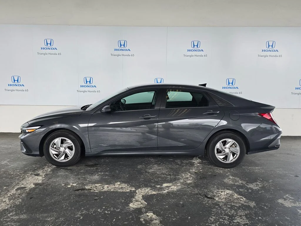 Used 2025  Hyundai SE image 4