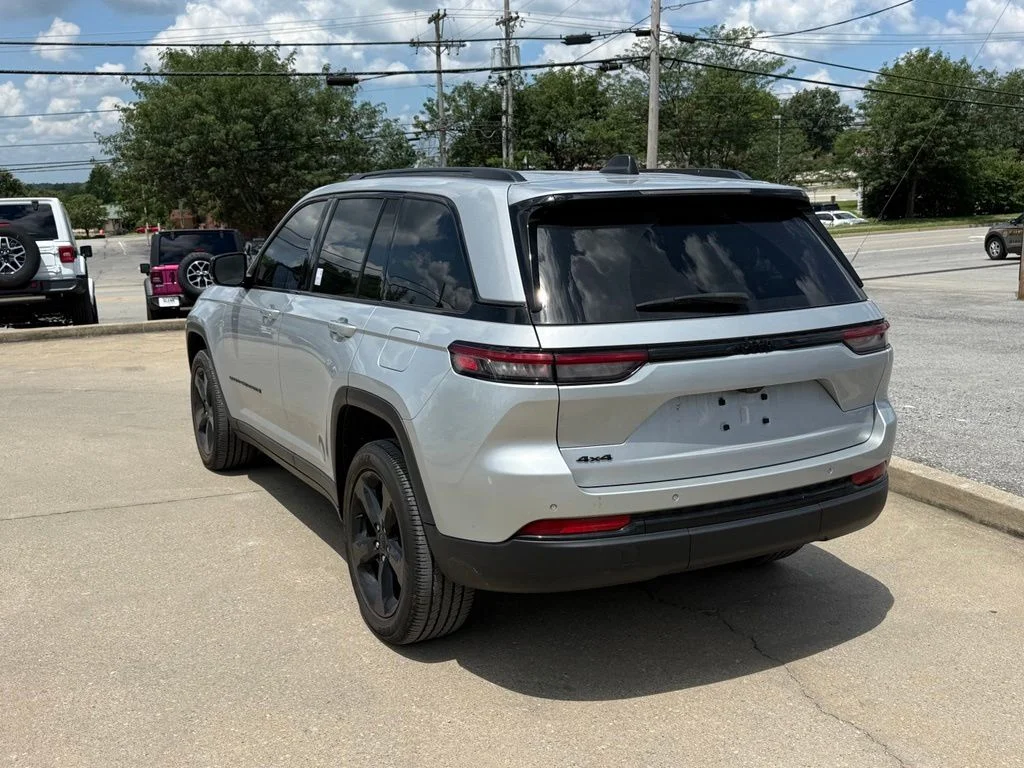 Used 2023 Silver Jeep Altitude X image 8