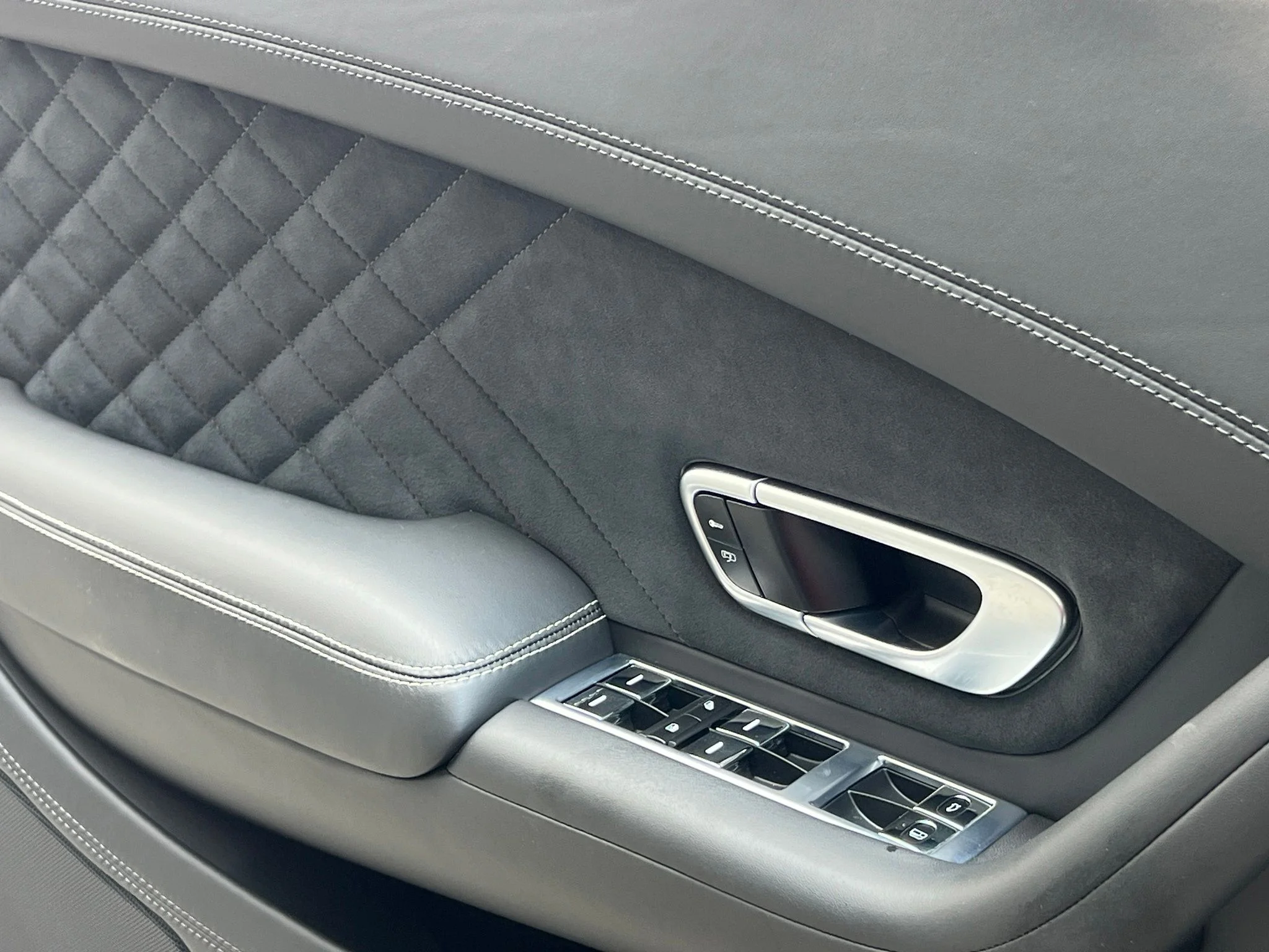 Used 2018 Black Bentley Base image 26