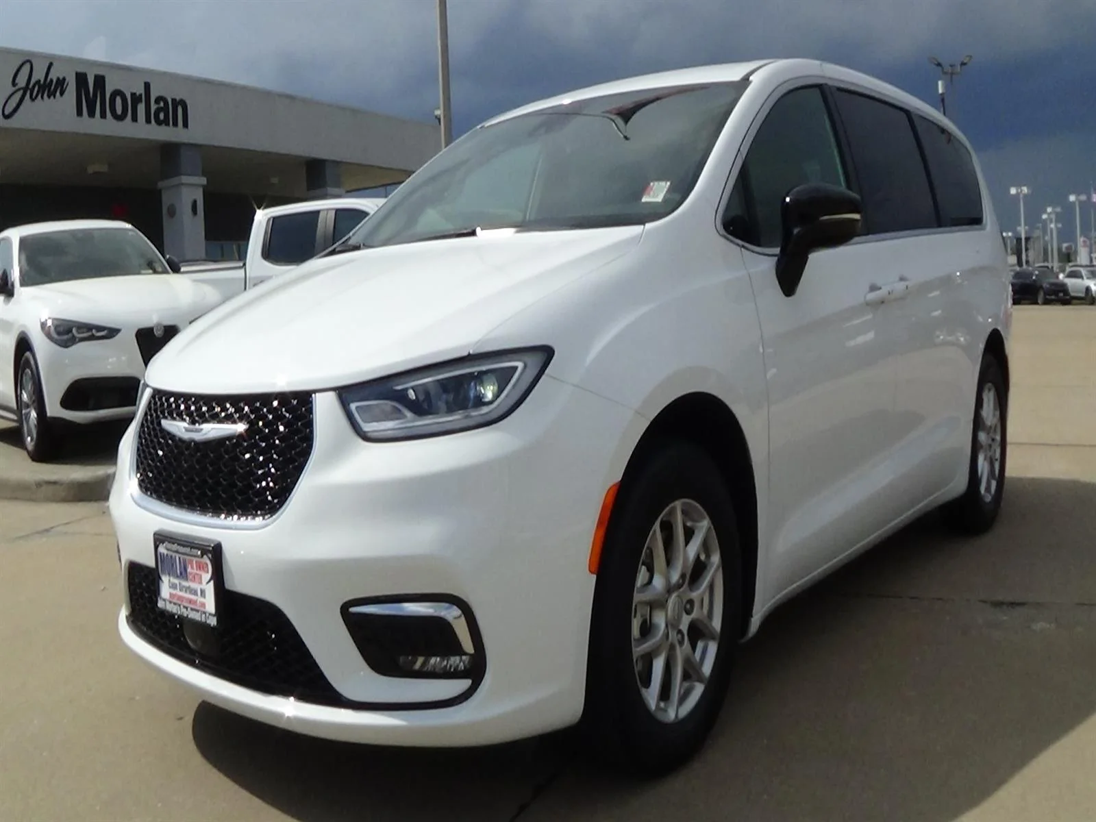 Used 2025 Bright White Clear Coat (pw7) Chrysler Select image 2