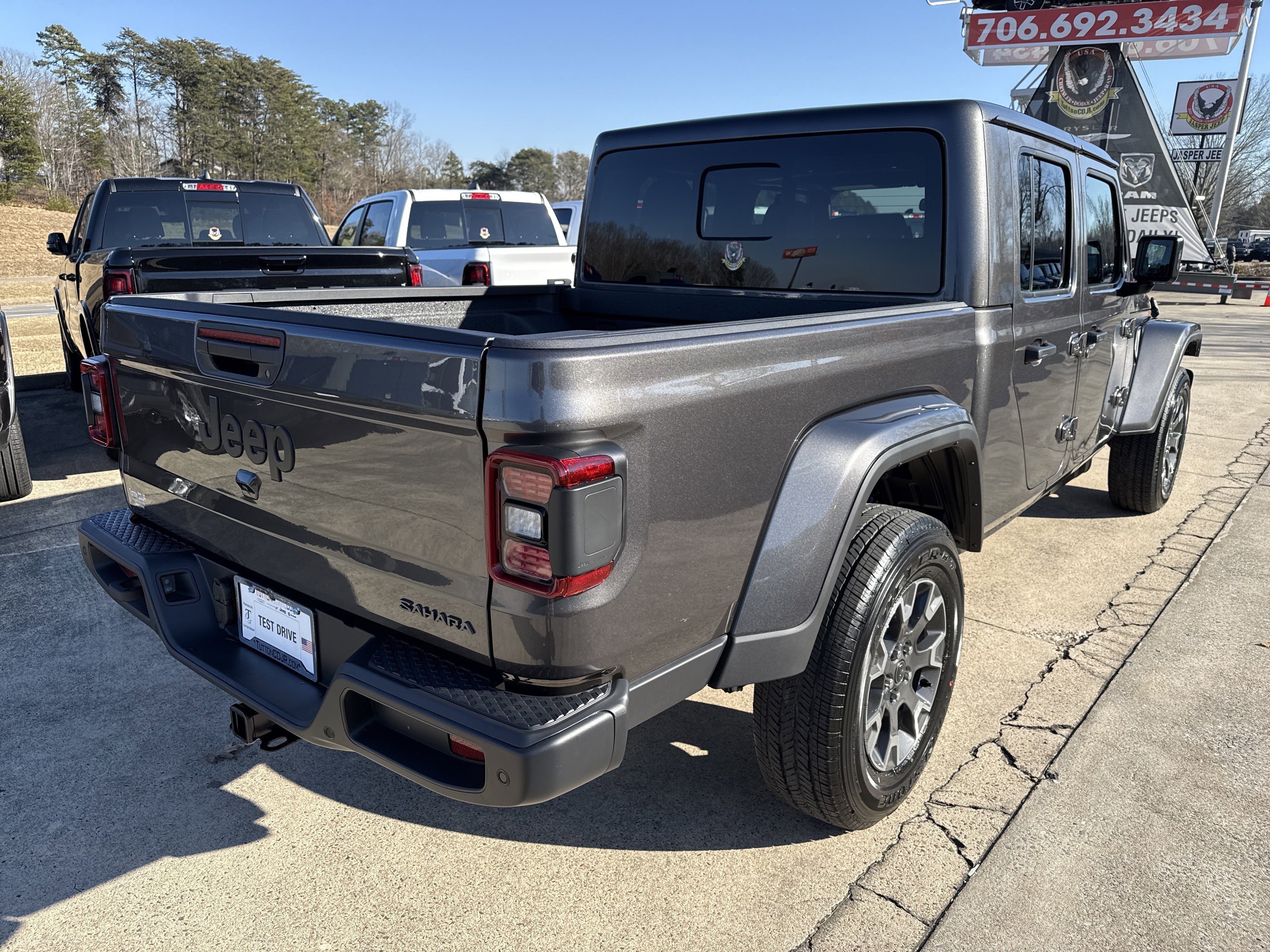 New 2026 Granite Crystal Metallic Clearcoat Jeep Sahara image 7