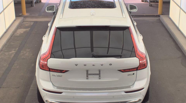 Used 2022 White Volvo B6 Inscription image 3
