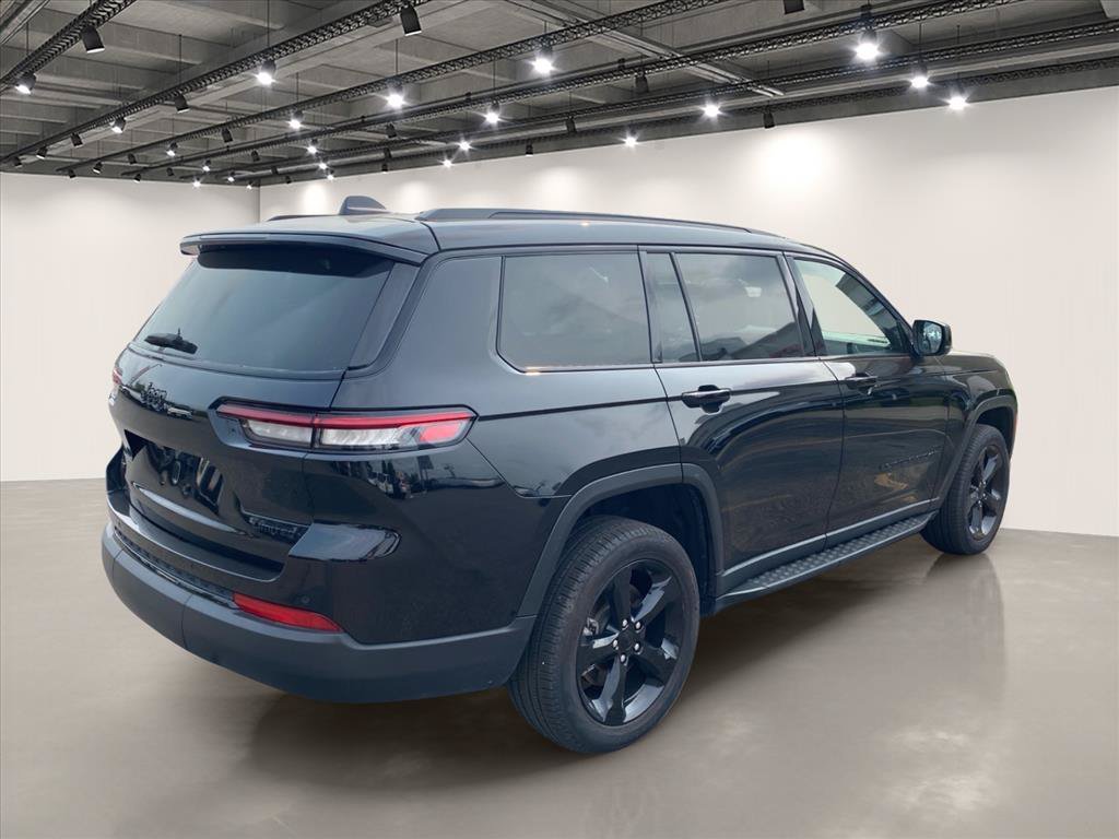 Used 2025 Diamond Black Crystal Pearlcoat Jeep Limited image 7