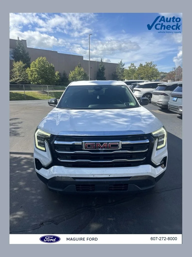 Used 2025 White GMC Elevation image 1