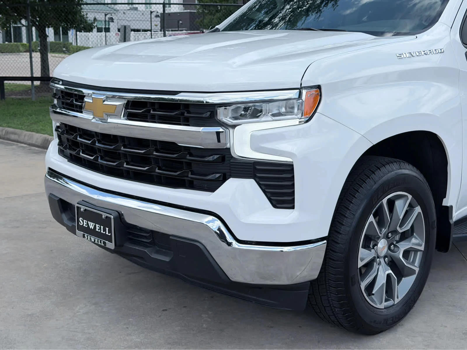 Used 2025 Summit White Chevrolet LT image 9