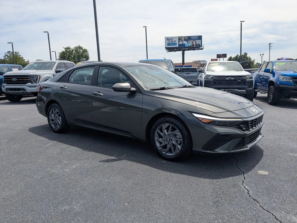 Used 2024 Amazon Gray Hyundai SEL image 3