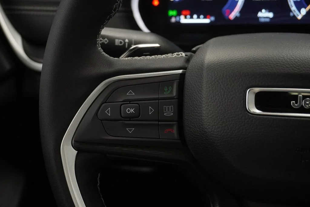 New 2026 Diamond Black Crystal Pearlcoat Jeep Laredo image 27