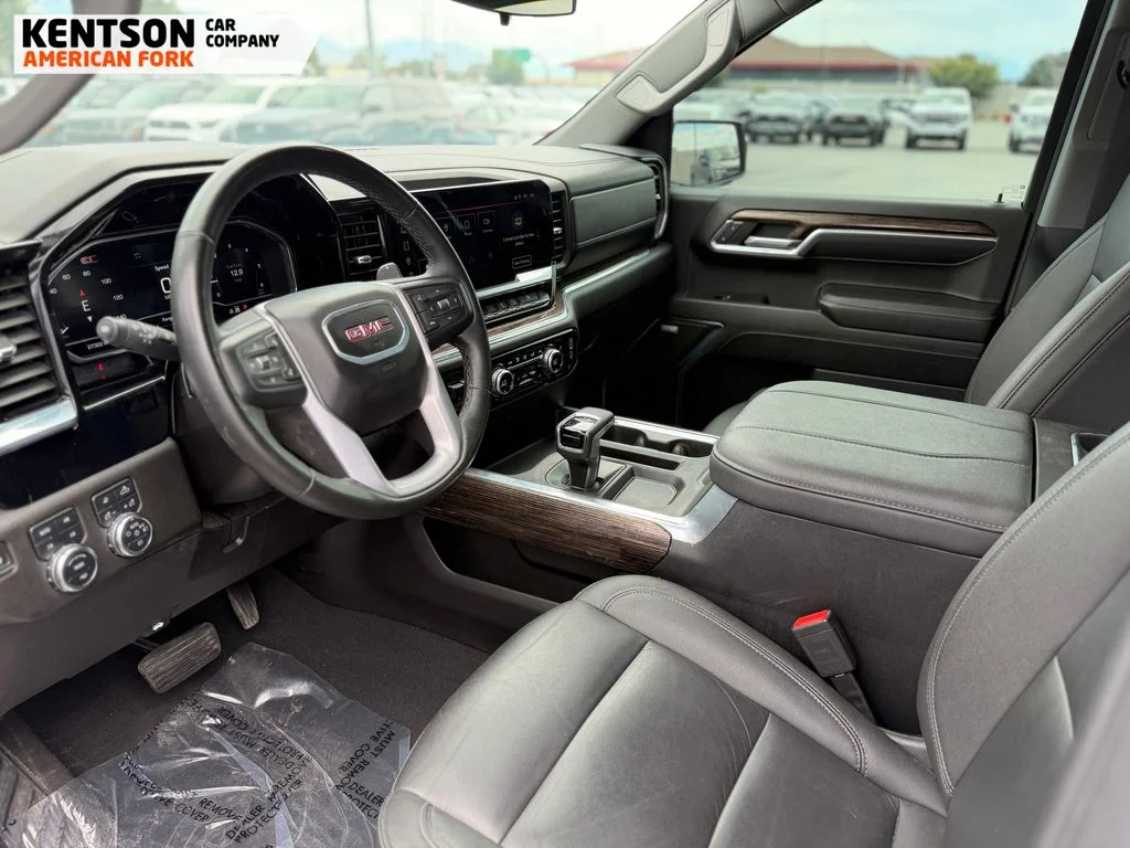 Used 2024 White GMC Elevation image 25