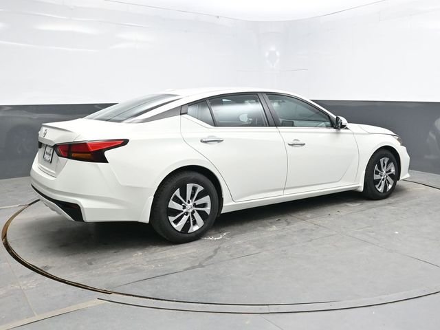 Used 2020 White Nissan 2.5 S image 8