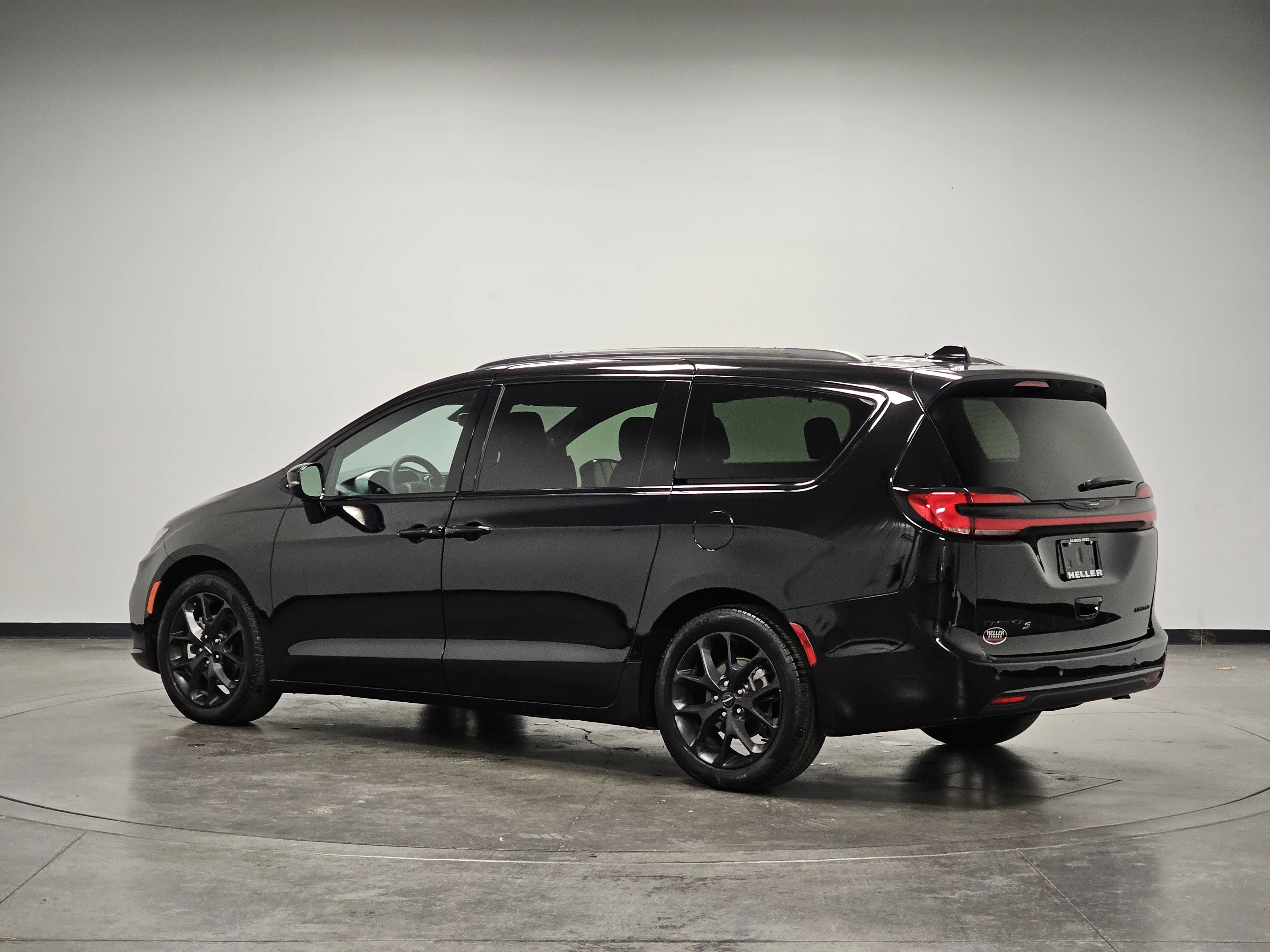 Used 2025 Diamond Black Crystal Pearlcoat Chrysler Limited image 6