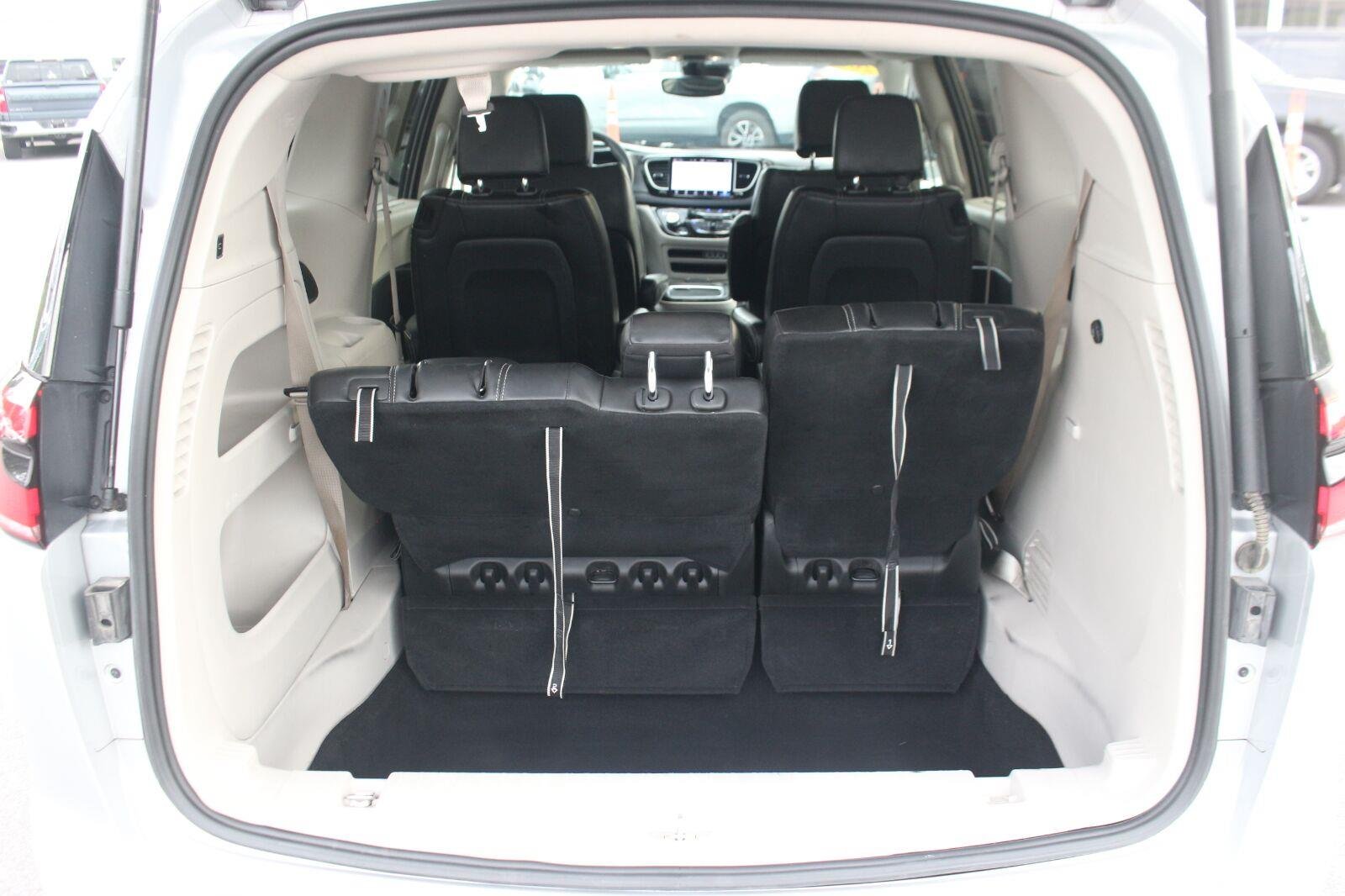 Used 2024 Silver Chrysler Touring L image 10