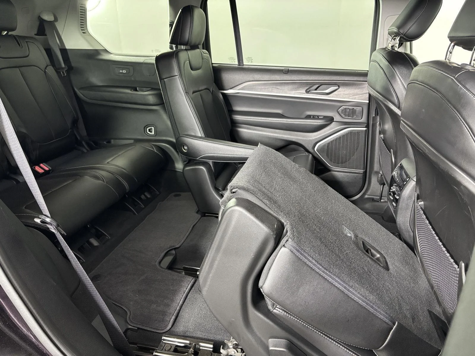 Used 2023 Ember Pearlcoat Jeep Limited image 20