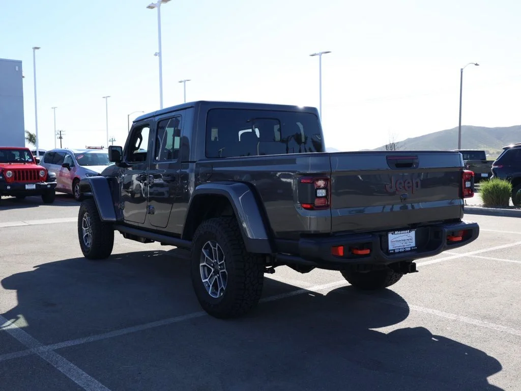 New 2026 Granite Crystal Metallic Clear-Coat Exterior Paint Jeep Mojave X image 5