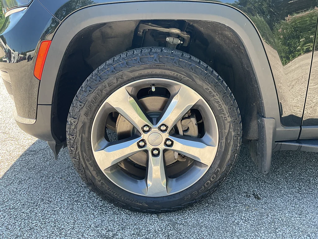 Certified Used 2021 Diamond Black Crystal Pearl Coat Jeep Limited image 15