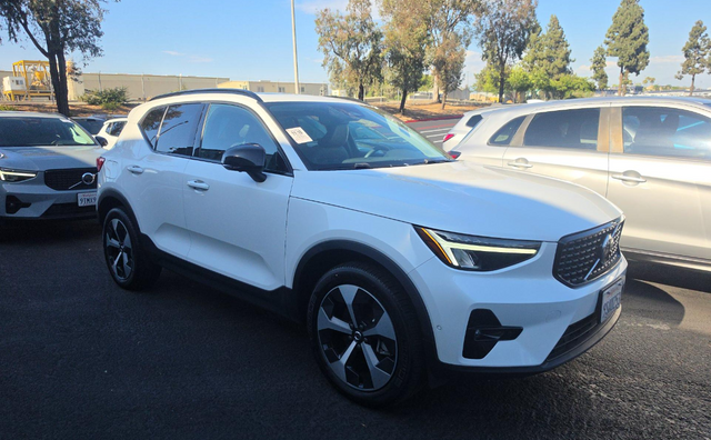 2025 Volvo XC40 B5 Plus Dark AWD's photo