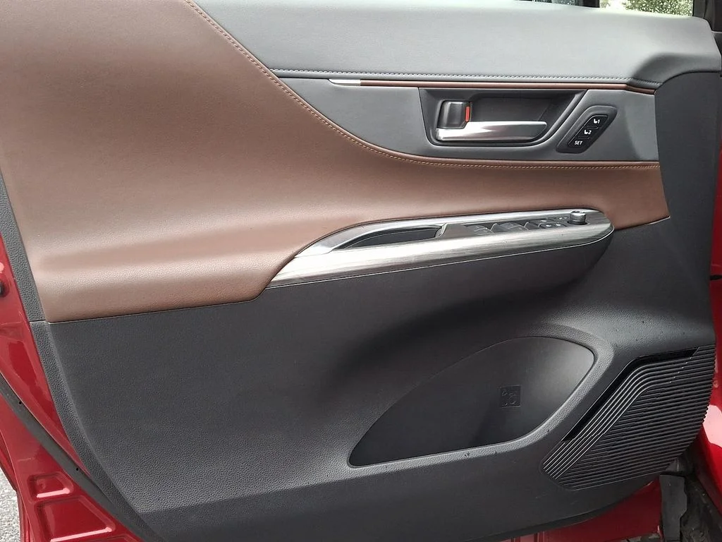 2024 Toyota Venza Limited - Photo 12