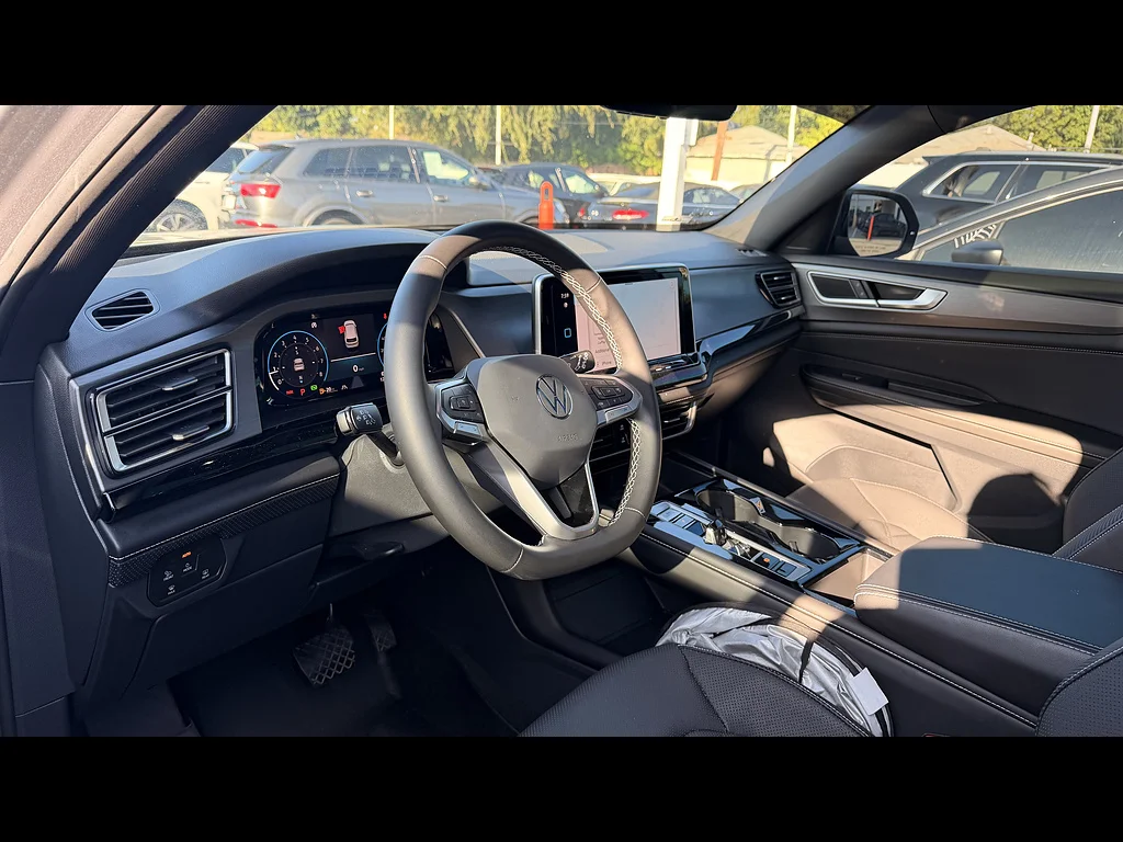 Used 2024  Volkswagen SE 4Motion image 5