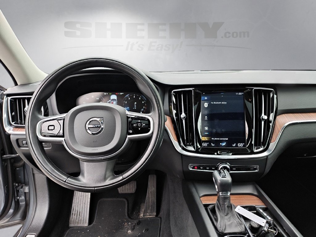 Used 2020 Gray Volvo T5 Momentum image 3