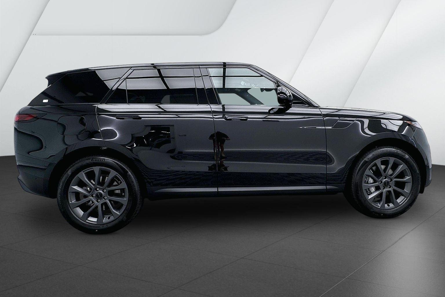 New 2026 Santorini Black Metallic Land Rover SE image 4