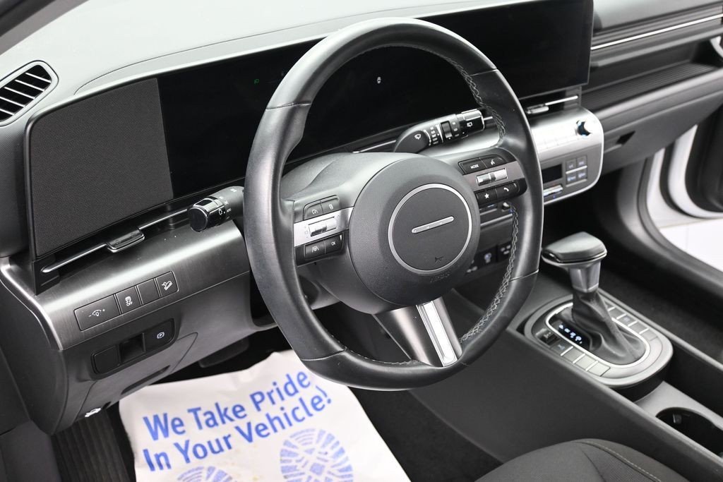 Used 2025 White Hyundai SEL AWD image 15