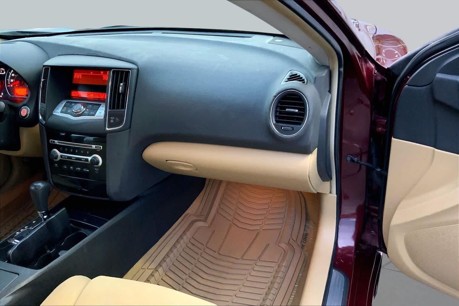 Used 2011 Tuscan Sun Metallic Nissan 3.5 S image 17