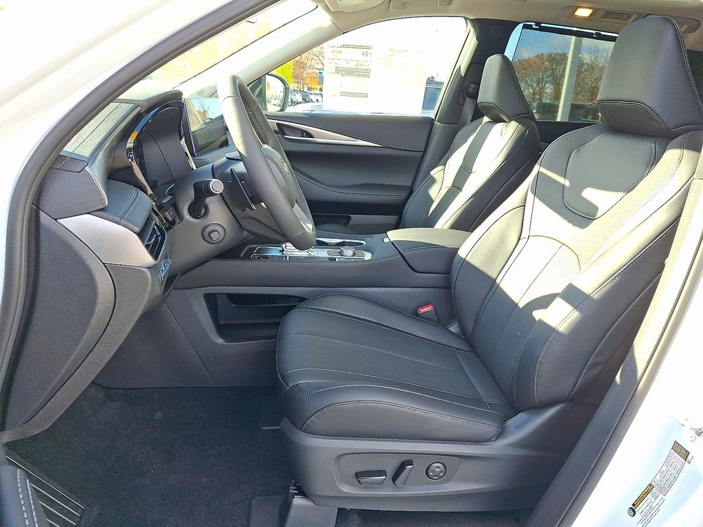 New 2026 RADIANT WHITE INFINITI Luxe AWD image 10