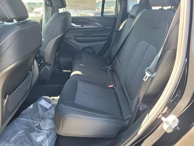 New 2025 Diamond Black Crystal Pearl-Coat Exterior Paint Jeep Laredo image 5