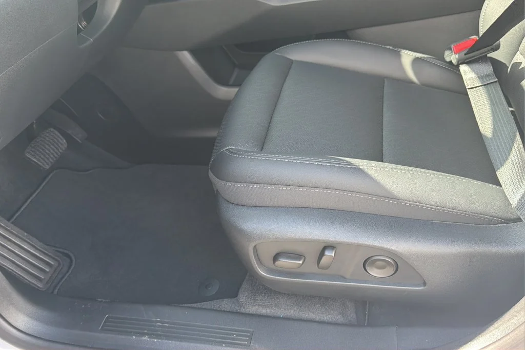 New 2027 Summit White Chevrolet LT image 19