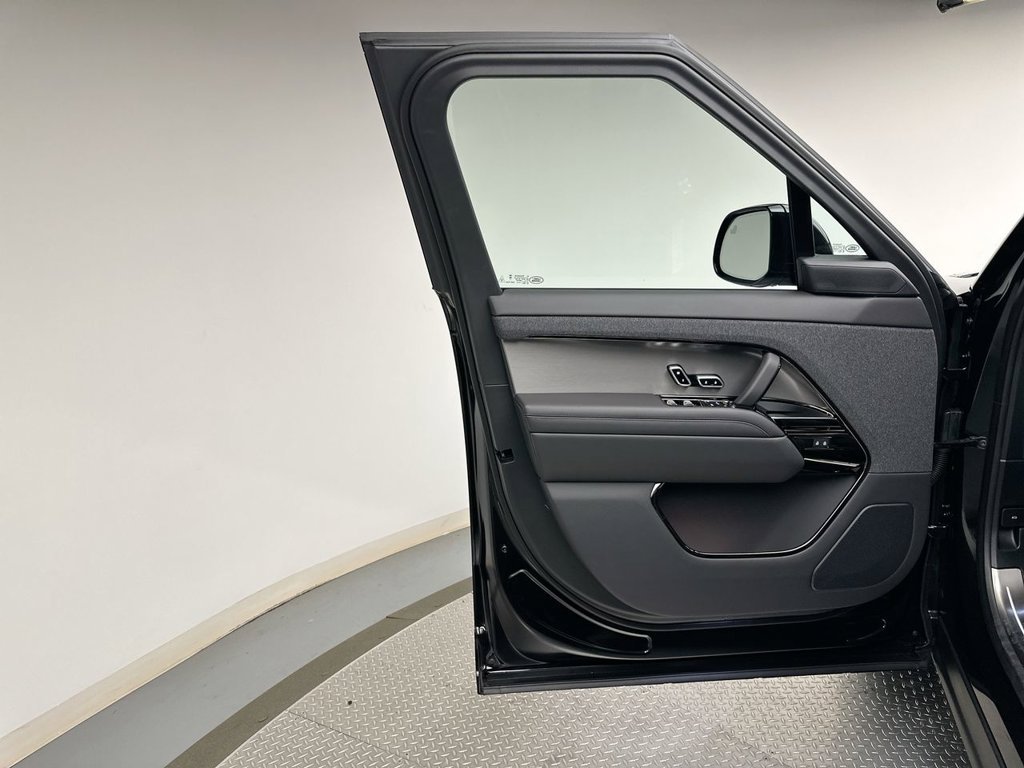 New 2027 Santorini Black Land Rover Dynamic SE image 9