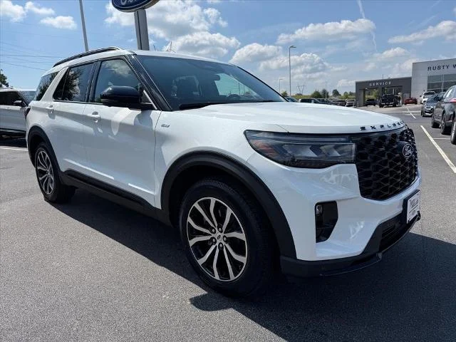 New 2027 Star White Metallic Tri-Coat Ford ST-Line image 3