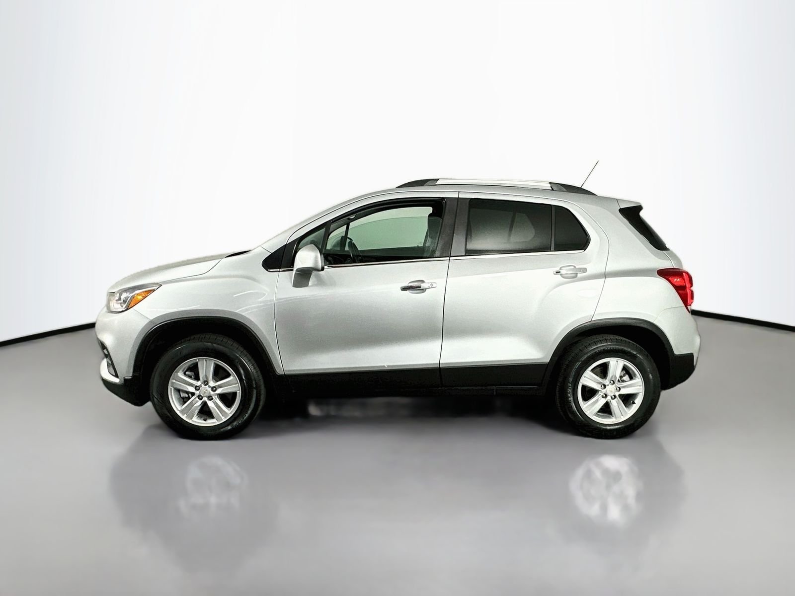Used 2020 Silver Ice Metallic Chevrolet LT image 4