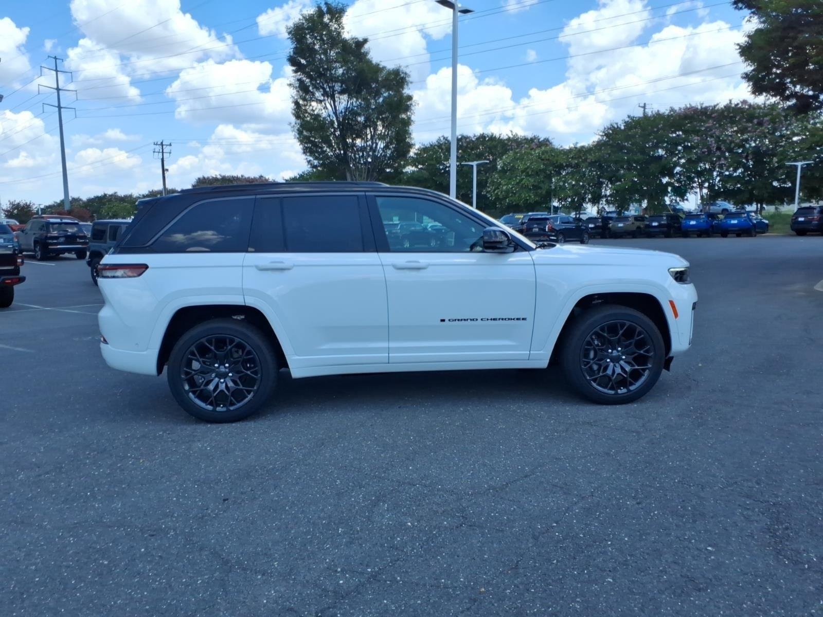New 2026 Bright White Clear-Coat Exterior Paint Jeep Summit image 11