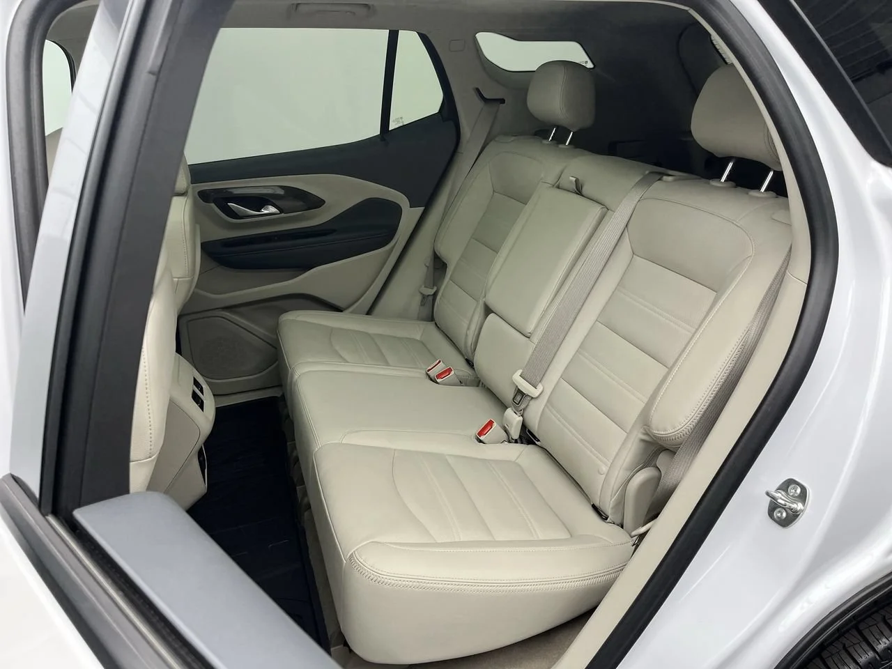 Used 2024 White Frost Tricoat GMC Denali image 13