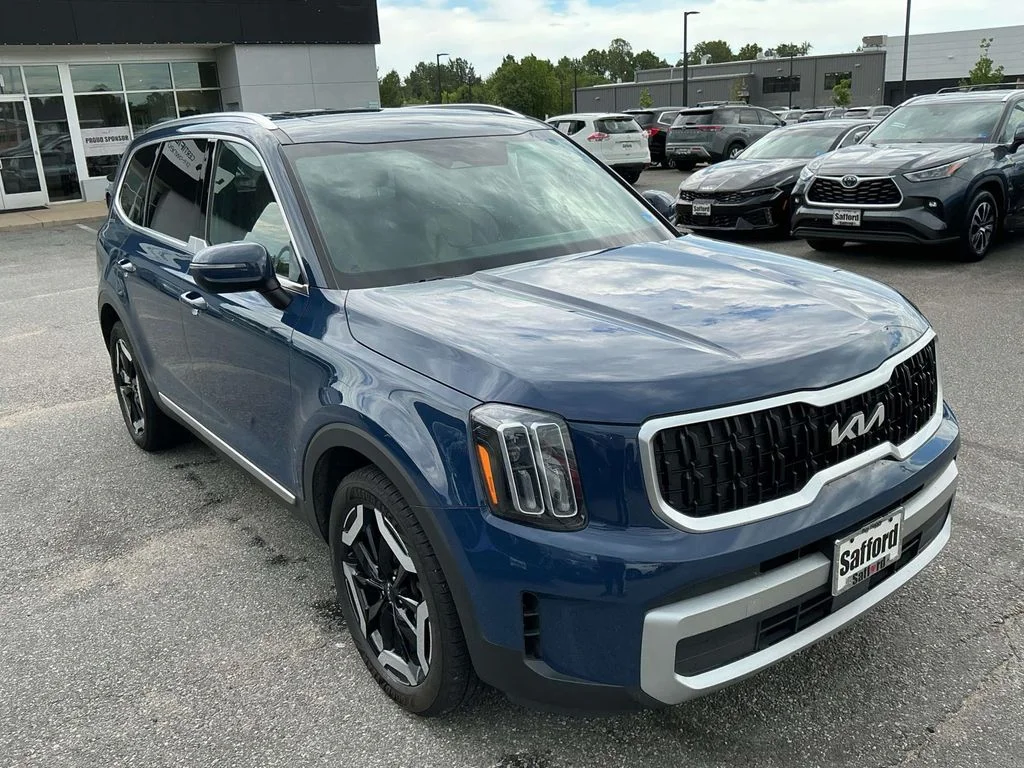 Used 2023 Black Kia EX image 7